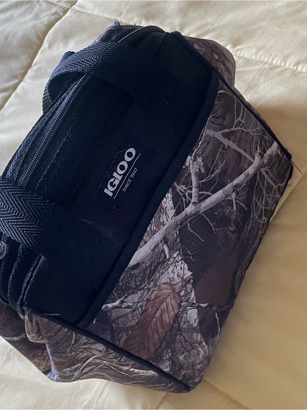 Igloo Women's Toiletry Bag in Black Camouflage
